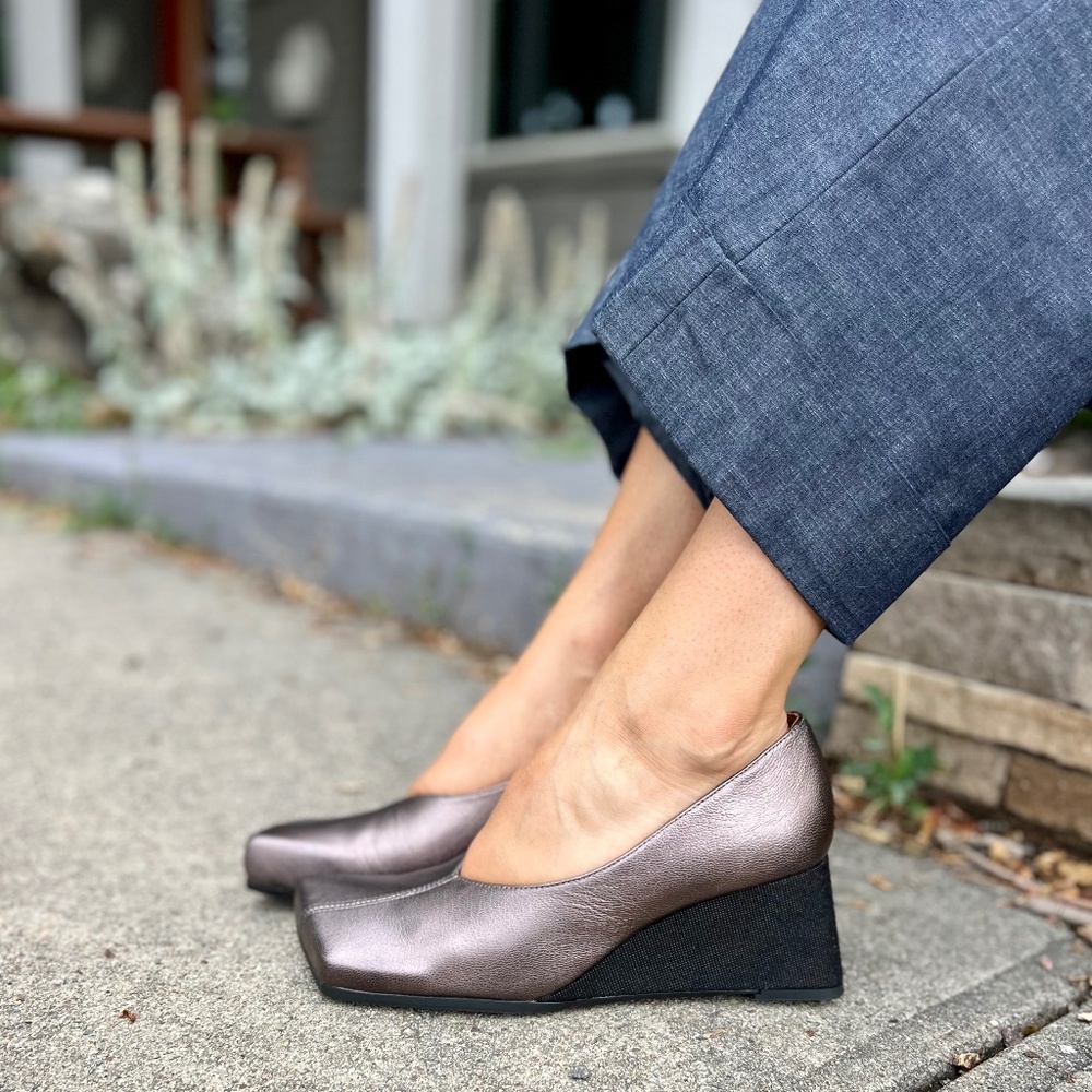 Chie Mihara Qutie Wedge in Iron